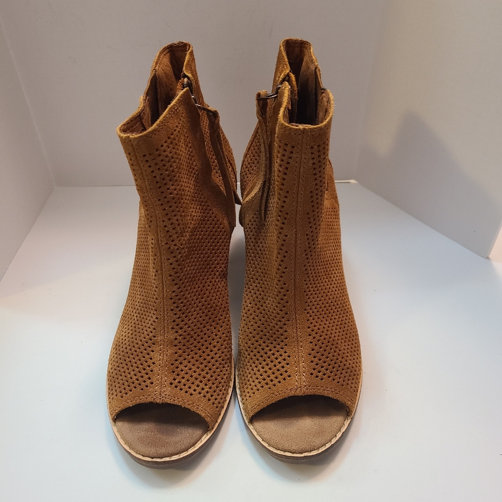 TOMS Majorca Pep Toe Cinnamon Suede Perforated Bootie  Size 7.5 W